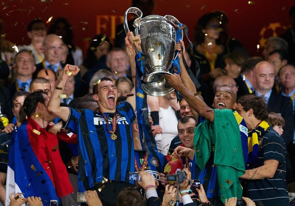 Lucio (li, Inter) und Maicon (re, Inter) mit CHL Pokal