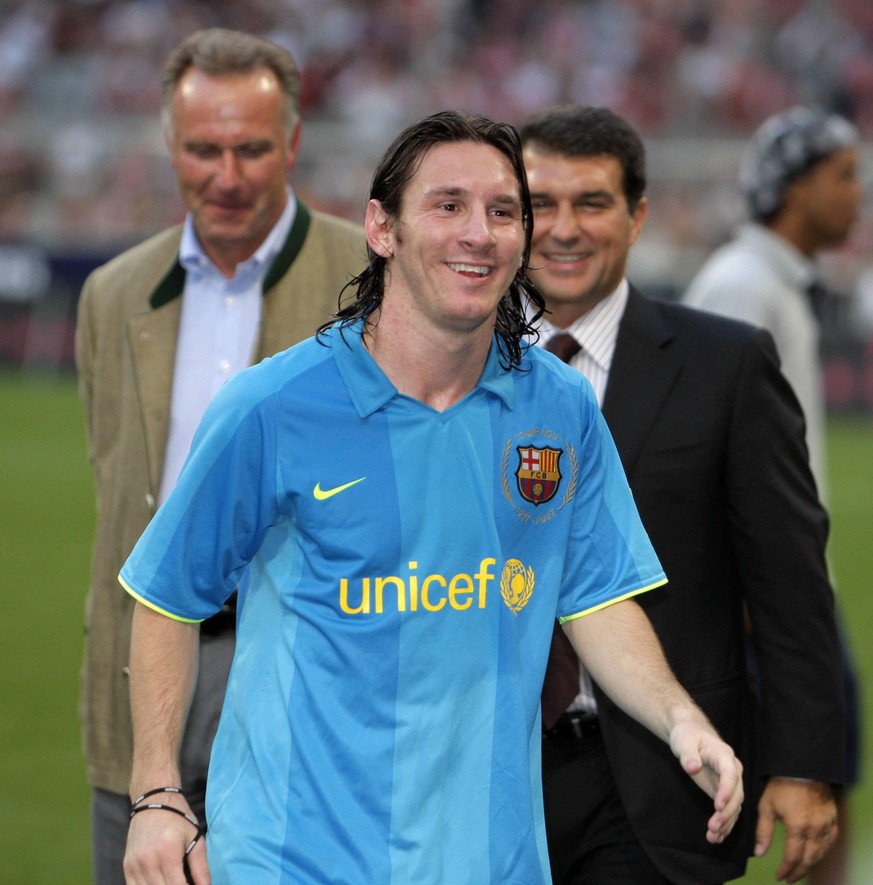 Bildnummer: 03038419 Datum: 15.08.2007 Copyright: imago/MIS
Lionel Messi (FC Barcelona, vorn), hi. v. li.: Vorstandsvorsitzender Karl Heinz Rummenigge (Bayern) und Pr�sident Joan Laporta (FC Barcelon ...