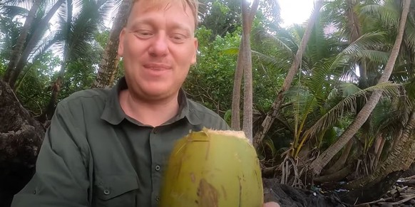 Knossi freut sich über seine geöffnete Kokosnuss.