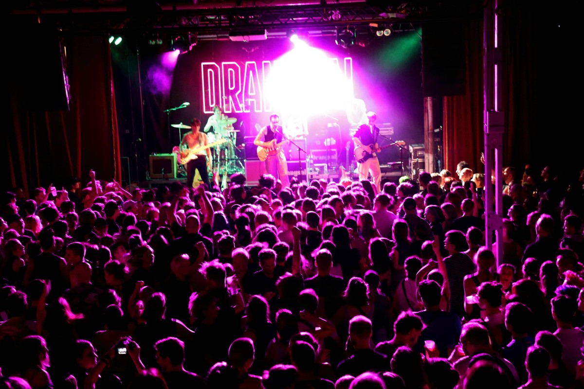 Max Gruber alias Drangsal auf der B�hne mittg stehend bei einem Konzert im Festsaal Kreuzberg in Berlin, 6. August 2022. Drangsal Konzert Berlin *** Max Gruber aka Drangsal standing on stage in the mi ...