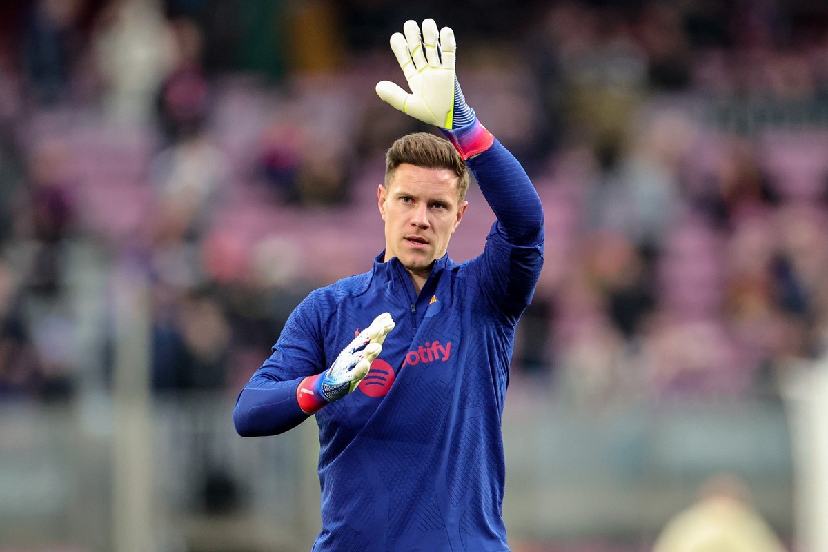 ARCHIV - 16.02.2023, Spanien, Barcelona: Fußball: Europa League, FC Barcelona - Manchester United, K.-o.-Runde, Zwischenrunde, Hinspiele im Camp Nou: Marc-André ter Stegen von FC Barcelona gestikulier ...