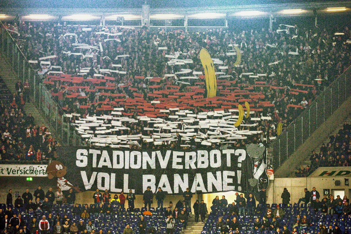 Aus 1. BL Saison 2017/18 Hannover 96 gegen den VfB Stuttgart 1:1 am 24.11.2017 in der HDI Arena. Im Foto: VfB Fans mit Banner Stadionverbot *** From 1 BL season 2017 18 Hannover 96 against VfB Stuttga ...