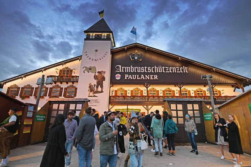 Blick ueber das Oktoberfest 2022 am 20.09.2022. Armbrustschuetzenzelt, Festzelt.Aussenansicht,Paulaner. *** View over the Oktoberfest 2022 on 20 09 2022 crossbow tent, festival tent outside view,Paula ...