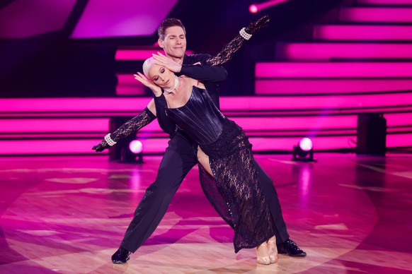 25.02.2022, Nordrhein-Westfalen, K�ln: Michelle, S�ngerin, und Christian Polanc, Profit�nzer, tanzen in der RTL-Tanzshow &quot;Let&#039;s Dance&quot; im Coloneum. Foto: Rolf Vennenbernd/dpa +++ dpa-Bi ...