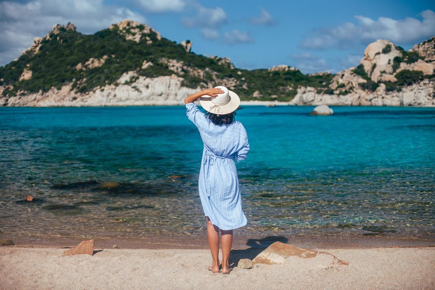Strand in Sardinien: Eine Reise nach Italien wird diesen Sommer wahrscheinlich nicht möglich sein. Für den Herbst besteht noch Hoffnung. (Symbolbild)