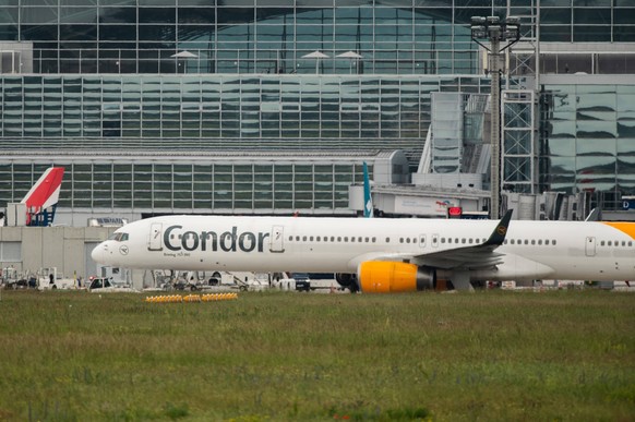 Eine Passagiermaschine von Condor steht auf dem Gelände des Flughafen Frankfurt. Frankfurt am Main Hessen Deutschland *** A Condor passenger plane stands on the grounds of Frankfurt Airport Frankfurt  ...