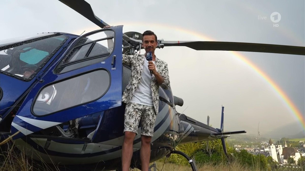 Florian Silbereisen: Der Moderator stieg gut gelaunt aus dem Hubschrauber aus.