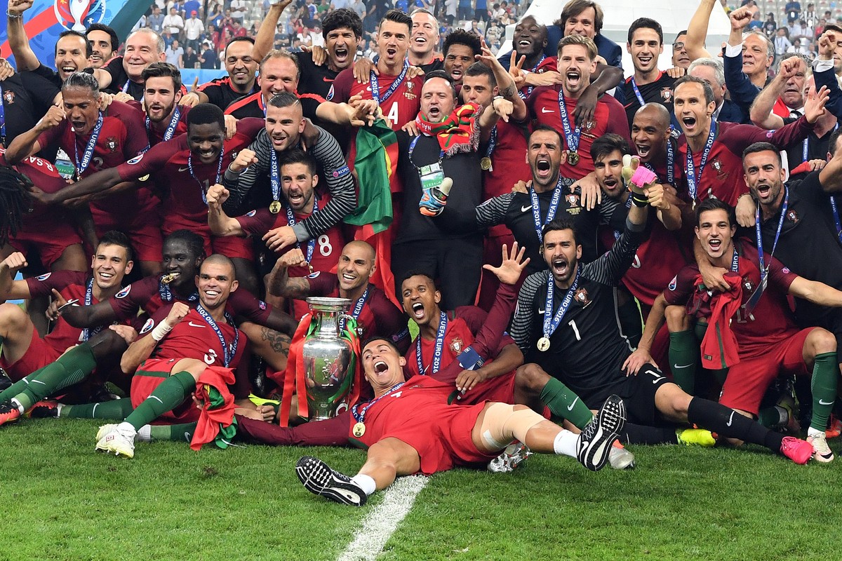 Players of Portugal celebrates after winning the UEFA EURO 2016 soccer Final match between Portugal and France at the Stade de France, Saint-Denis, France, 10 July 2016. Photo: Federico Gambarini/dpa  ...