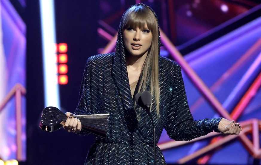 LOS ANGELES, CALIFORNIA - MARCH 27: (FOR EDITORIAL USE ONLY) Taylor Swift accepts the Song of the Year award for “Anti-Hero” onstage during the 2023 iHeartRadio Music Awards at Dolby Theatre in Los An ...