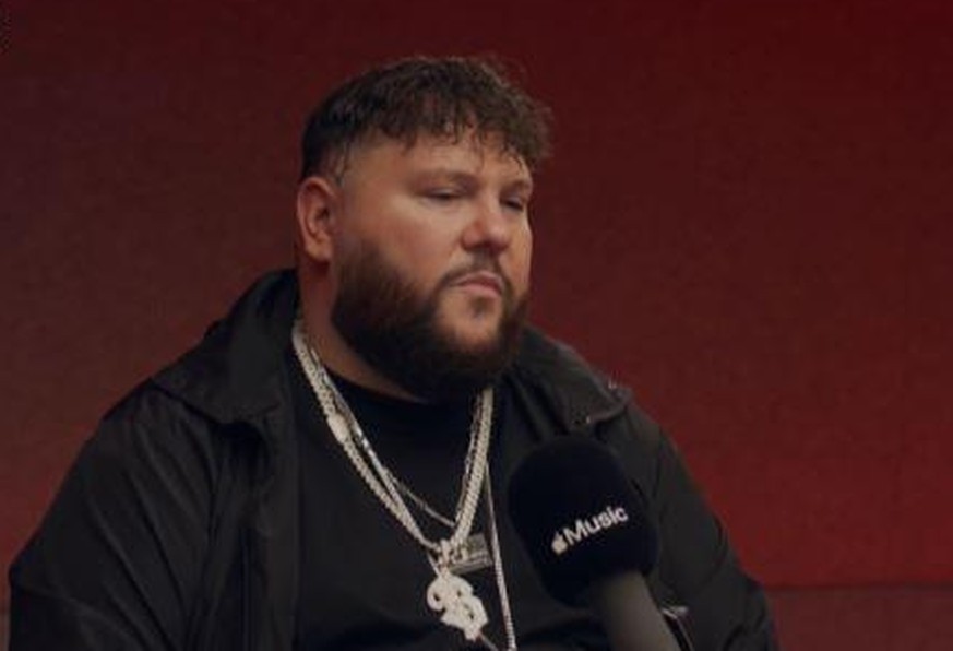 Rapper Bozza erinnert sich in einem neuen Interview mit Aria Nejati an seinen Umgang mit Drogen und Alkohol.