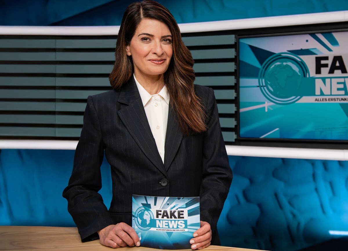 Kein Witz, aber witzig. Linda Zervakis bringt &quot;Fake News&quot; in Serie. In der Satire-Show &quot;Fake News - Alles erstunken und erlogen&quot; präsentiert die Moderatorin zusammen mit Katrin Bau ...