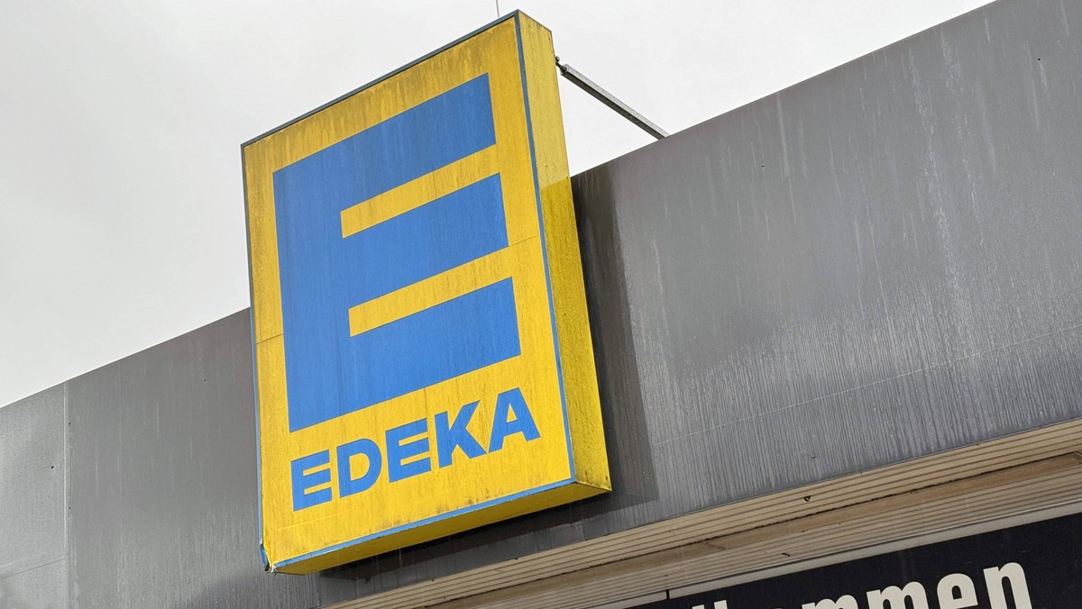 Eine Filiale von Edeka, Logo am Gebeaude Geb