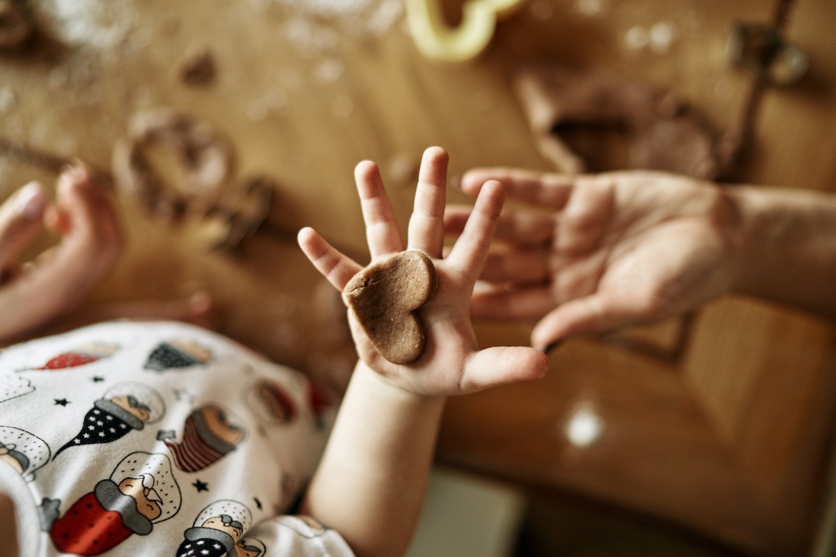 Plätzchen backen mit Kindern macht Spaß, aber auch ziemlich viel Sauerei.