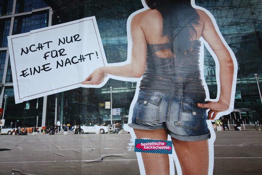 Eine junge Frau in kurzen Hosen hält auf einem Werbeplakat ein Schild mit der Aufschrift &quot;Nicht nur für eine Nacht&quot;, aufgenommen am 26.03.2014 in Berlin im Bezirk Schöneberg. Feministinnen h ...