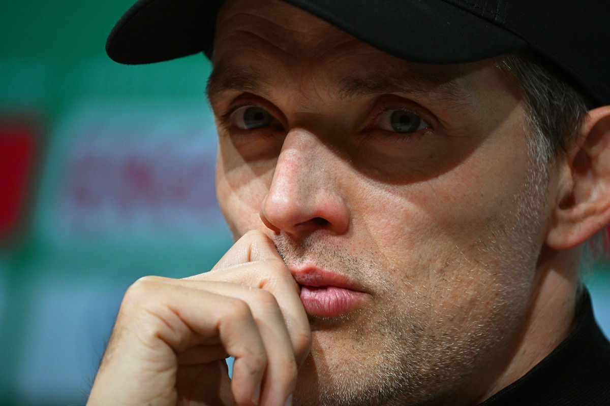 04.04.2023, Bayern, München: Fußball: DFB-Pokal, Bayern München - SC Freiburg, Viertelfinale, Allianz Arena. Bayerns Trainer Thomas Tuchel reagiert während der Pressekonferenz nach der 1:2 Niederlage. ...