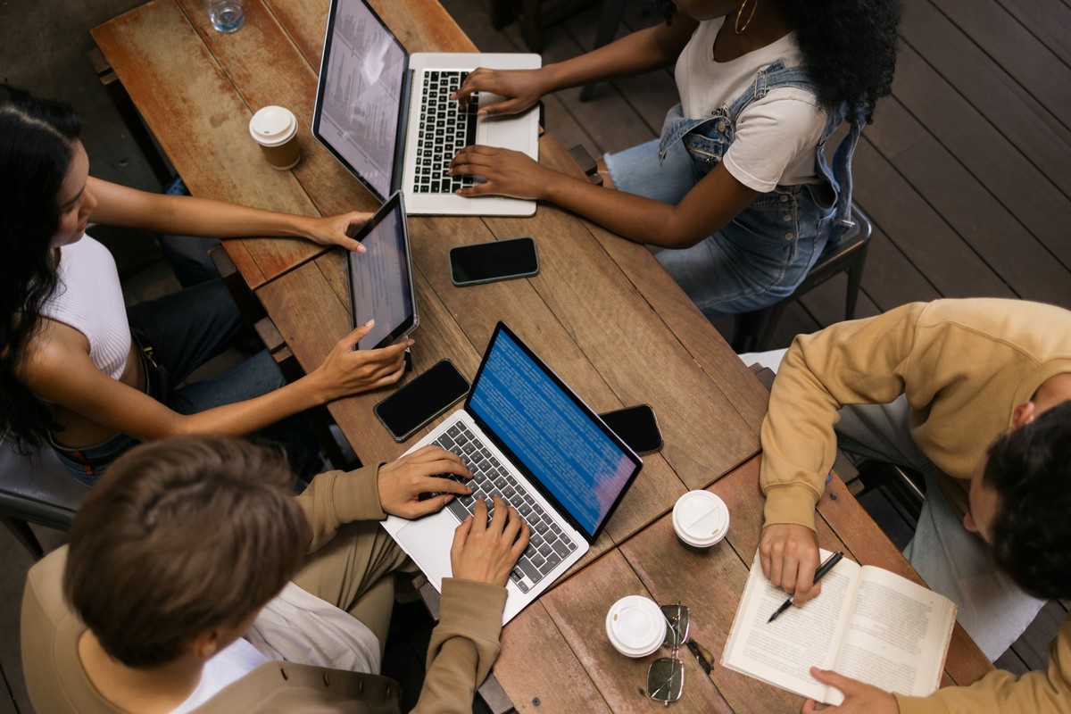 Studierende breiten sich mit ihren Utensilien in Cafés häufig aus.