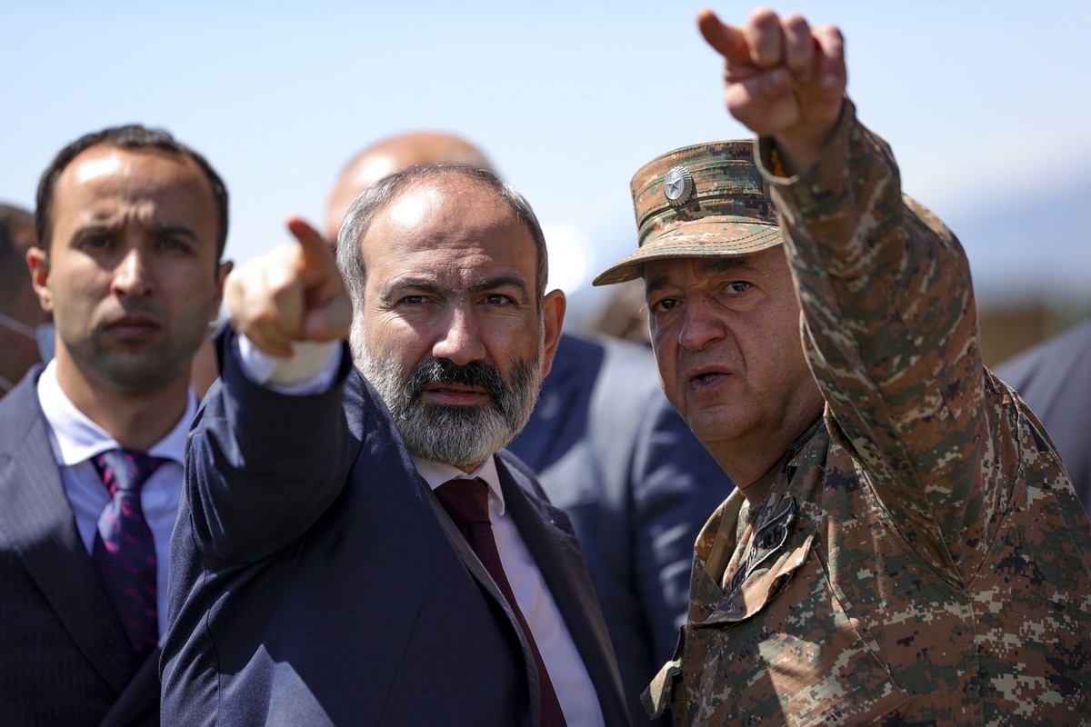 ARCHIV - 27.05.2021, Armenien, Kot: Nikol Paschinjan (M), Ministerpräsident von Armenien, spricht mit einem Offizier der armenischen Armee in einem Dorf an der Grenze. Zwischen Aserbaidschan und Armen ...