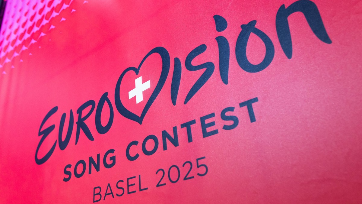 ARCHIV - 16.12.2024, Schweiz, Basel: Das Logo des Eurovision Song Contest (ESC) 2025 ist auf einem Banner zu sehen. Endspurt bei ESC. (zu dpa: «Was man alles zum ESC-Fest in Basel wissen muss») Foto:  ...