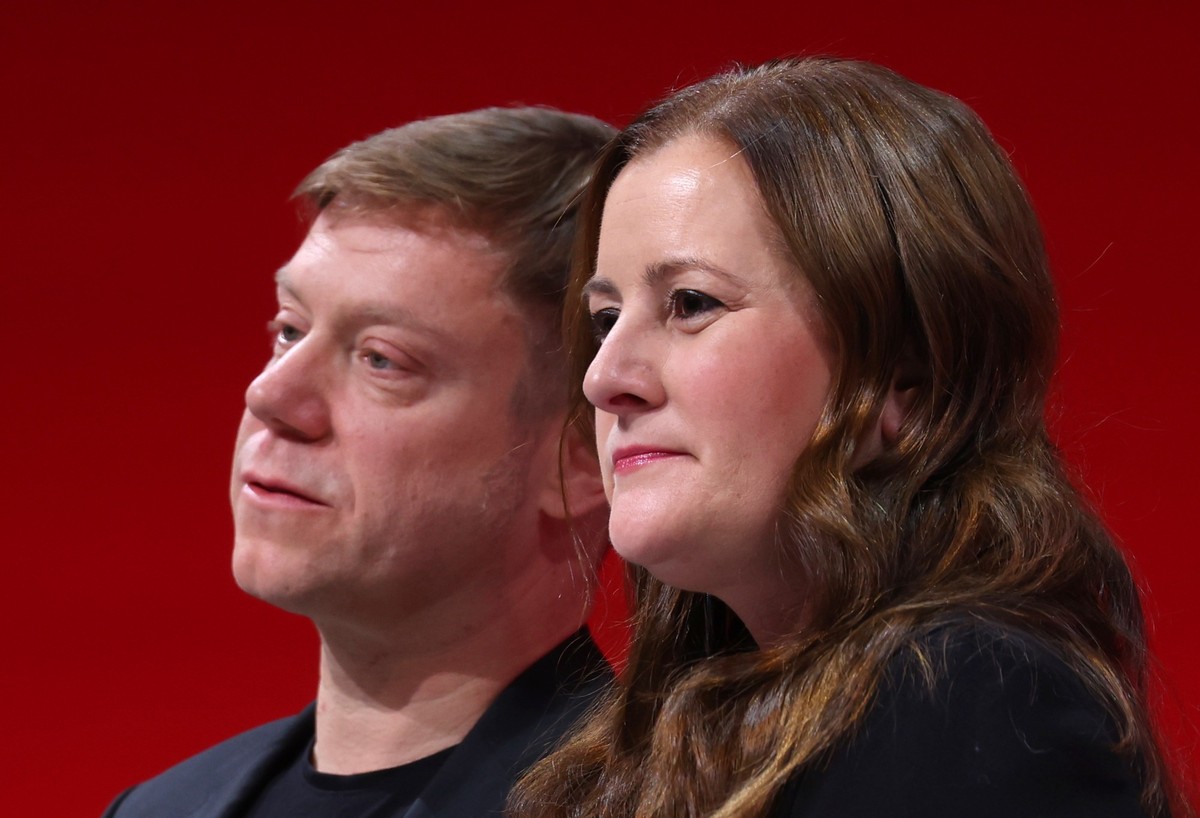 ARCHIV - 18.11.2023, Bayern, Augsburg: Martin Schirdewan (l) und Janine Wissler, Vorsitzende der Partei Die Linke, stehen beim Parteitag auf der Bühne. (zu dpa: «Bei der Linken bahnt sich ein Führungs ...