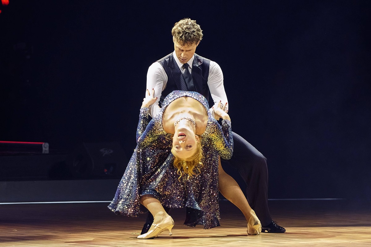 Anna Ermakova und Valentin Lusin bei Let s Dance - Die Live-Tour 2023 in der ZAG Arena. Hannover, 01.12.2023 *** Anna Ermakova and Valentin Lusin at Let s Dance Die Live Tour 2023 in the ZAG Arena Han ...