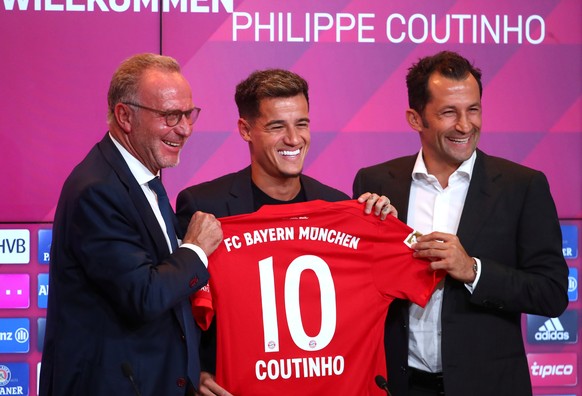 Soccer Football - Bayern Munich unveil Philippe Coutinho - Allianz Arena, Munich, Germany - August 19, 2019 Philippe Coutinho (C), Bayern Munich CEO Karl-Heinz Rummenigge (L) and sporting director Has ...