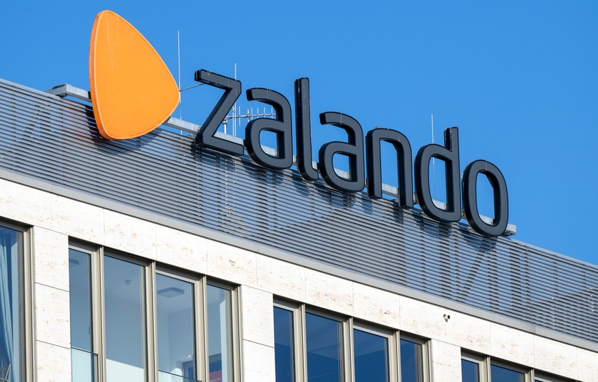 ARCHIV - 21.03.2022, Berlin: Das Logo des Online-Internethändlers Zalando auf einem Firmengebäude. Der Online-Modehändler Zalando streicht angesichts einer geringeren Kauflaune bei vielen Verbrauchern ...