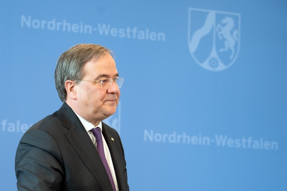 13.03.2020, Nordrhein-Westfalen, D�sseldorf: Armin Laschet (CDU), Ministerpr�sident von Nordrhein-Westfalen, geht, nachdem er ein Statement abgegeben hatte. Auch in Nordrhein-Westfalen schlie�en wegen ...