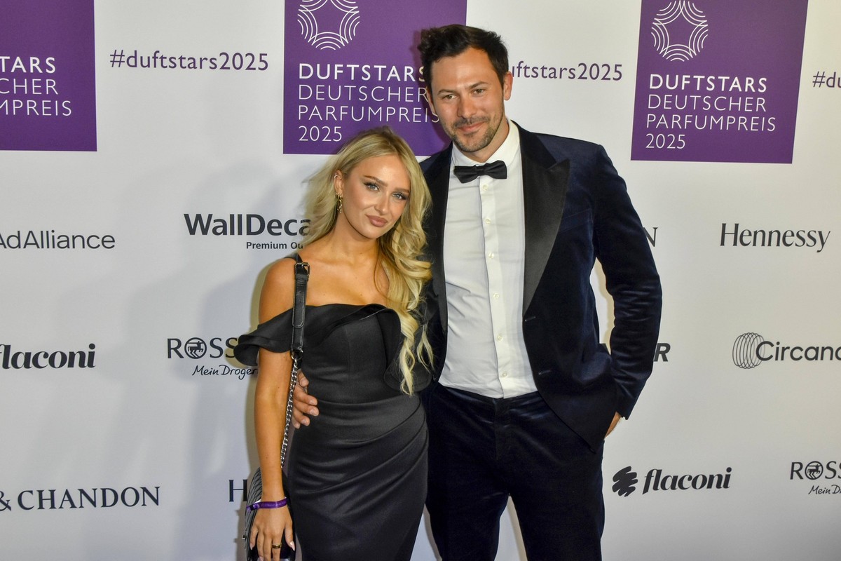 Ex Bachelor Sebastian Klaus mit seiner Freundin Jenny Koepper zu Gast auf dem blauen Teppich bei der Verleihung der Duftstars 2025 Deutscher Parfumpreis der Fragrance Foundation in den Rheinterrassen  ...