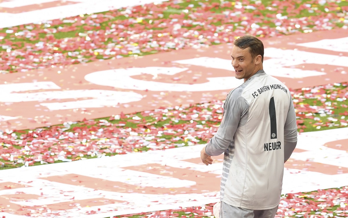 FILE - In this Saturday, May 12, 2018 file photo, Bayern goalkeeper Manuel Neuer celebrates with his team the 28th Bundesliga title in Munich. Germany goalkeeper Manuel Neuer has been included in Baye ...