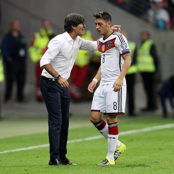 Frankfurt National-, Bundestrainer Joachim Jogi Loew im Gespraech mit Mesut Oezil (FC Arsenal) Deutschland vs Polen, Fussball, EM-Qualifikationsspiel, 04.09.2015, Copyright: Schueler/Eibner-Pressefoto ...