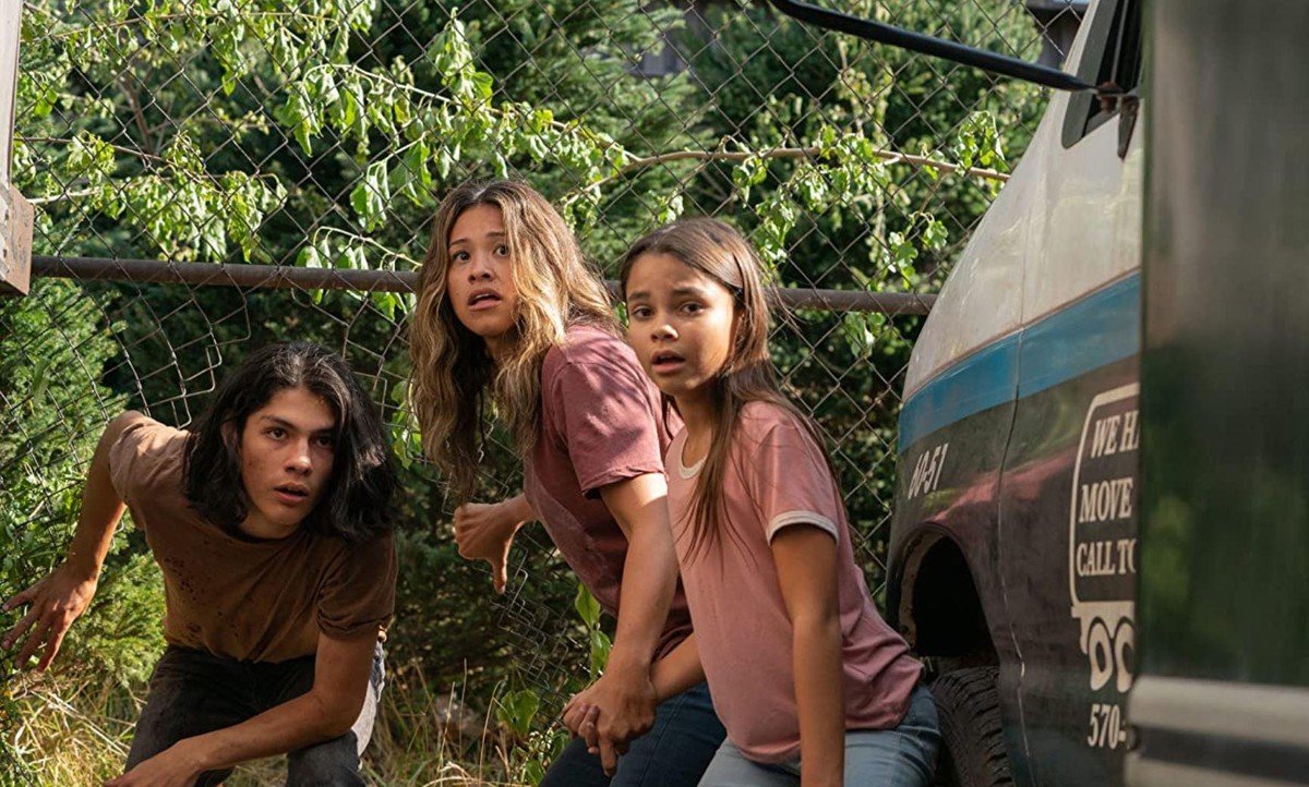 Lucius Hoyos, Gina Rodriguez und Ariana Greenblatt in "Awake".
