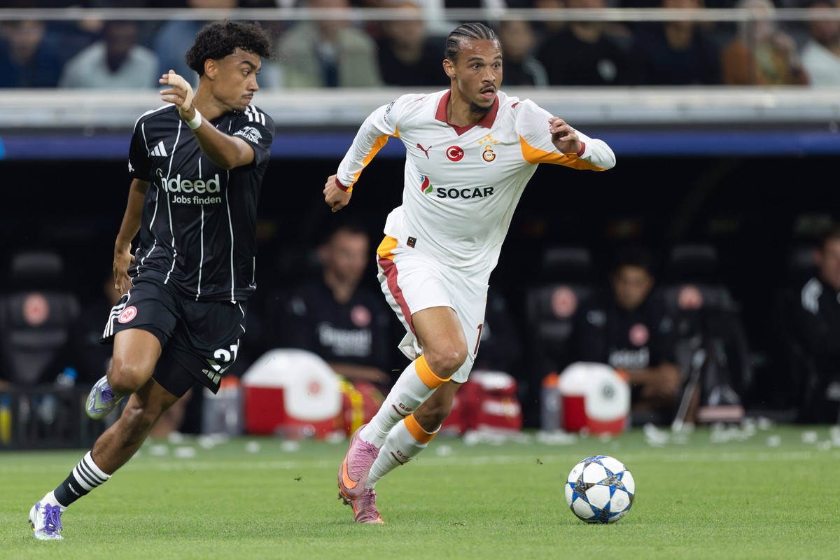 Eintracht Frankfurt - Galatasaray Istanbul, UEFA Champions League Leroy Sane Galatasaray, 10 wird von Nathaniel Brown Eintracht Frankfurt, 21 attackiert. Spieltag 1 der UEFA Champions League zwischen  ...