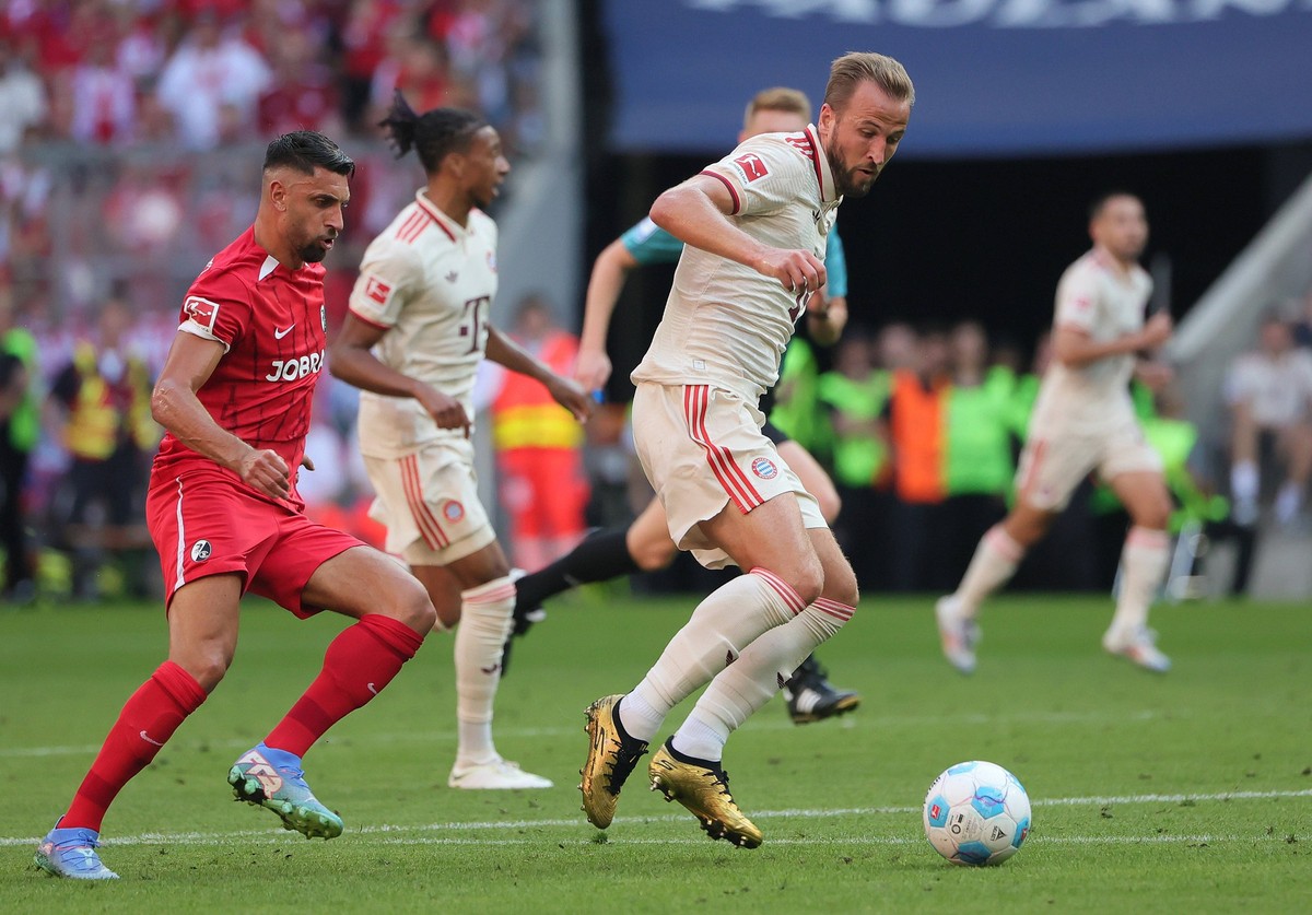 01.09.2024, 2. Spieltag, FC Bayern vs Sc Freiburg, Allianz Arena Muenchen, Fussball, im Bild: Vincenzo Grifo SC Freiburg vs Harry Kane FC Bayern Muenchen *** 01 09 2024, 2 Matchday, FC Bayern vs Sc Fr ...