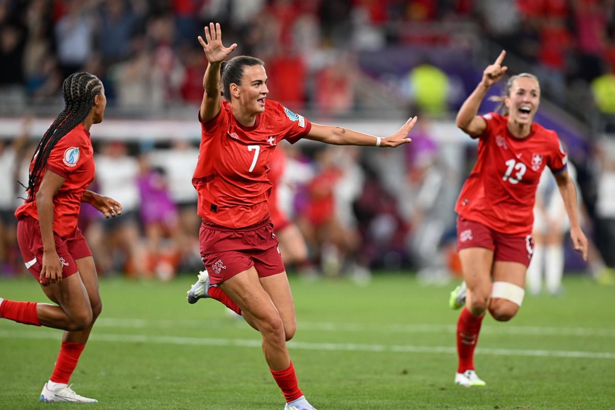 250710 SOCCER WOMEN UEFA WOMENS EURO FINLAND VS SWITZERLAND Riola Xhemaili 7 of Switzerland celebrates after scoring the 1-1 equalizer goal during the matchday 3 game in group A of the national women  ...