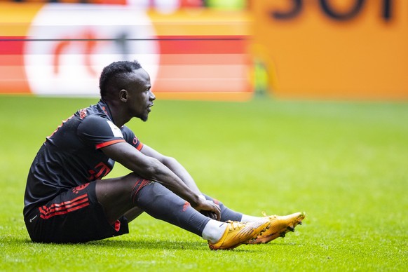 17.09.2022, Bayern, Augsburg: Fußball: Bundesliga, FC Augsburg - Bayern München, 7. Spieltag, WWK-Arena. Münchens Sadio Mane sitzt auf dem Rasen. Foto: Tom Weller/dpa - WICHTIGER HINWEIS: Gemäß den Vo ...