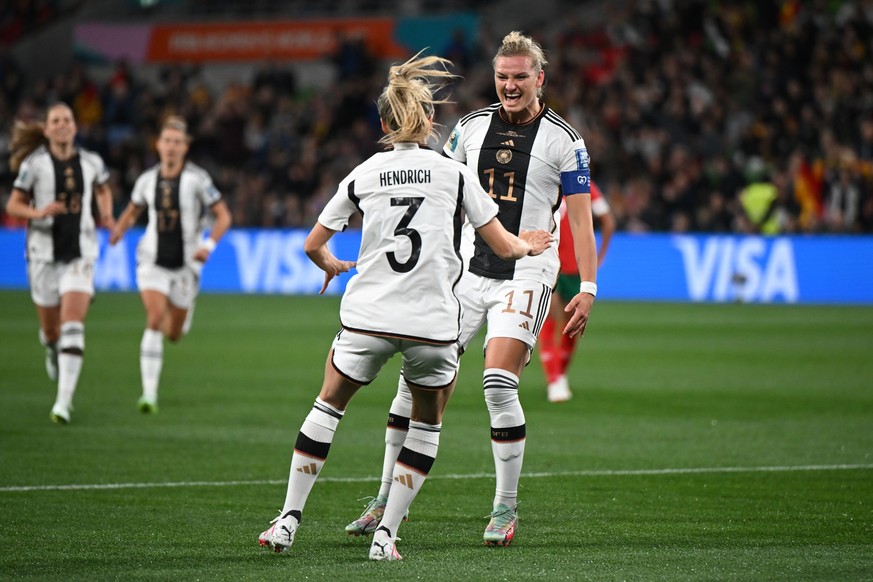 24.07.2023, Australien, Melbourne: Fußball, Frauen: WM, Deutschland - Marokko, Vorrunde, Gruppe H, 1. Spieltag, Melbourne Rectangular Stadium: Deutschlands Alexandra Popp (r) bejubelt mit Deutschlands ...