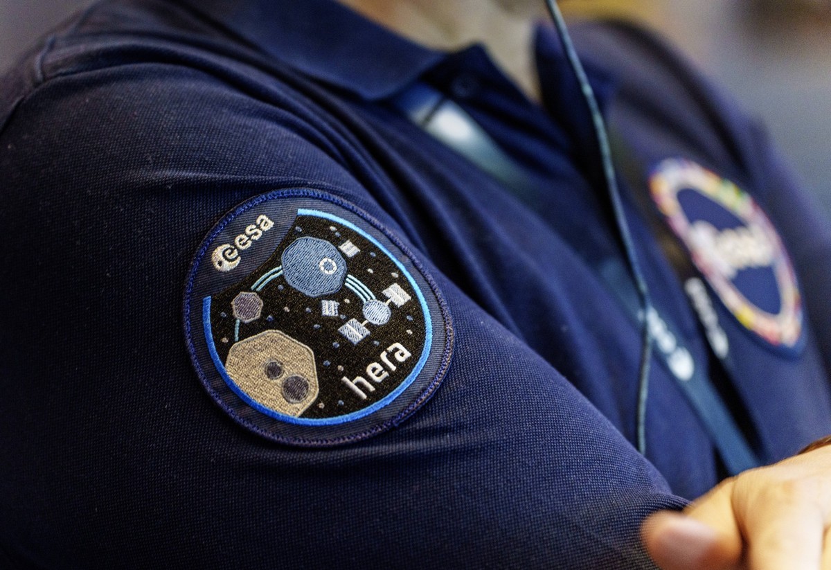 07.10.2024, Hessen, Darmstadt: Ein Mitarbeiter im Kontrollzentrum tr�gt das Logo der �Hera�-Mission auf seinem Hemd. Die Europ�ische Weltraumorganisation ESA will mit der Mission �Hera� zur Verteidigu ...