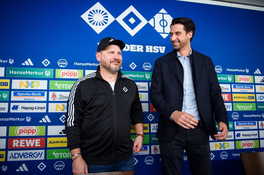 20.02.2024, Hamburg: Fußball: 2. Bundesliga - Vorstellung neuer Trainer beim Hamburger SV. Steffen Baumgart (l) und Jonas Boldt, Sportvorstand des HSV, stehen während der Vorstellung von Baumgart als  ...