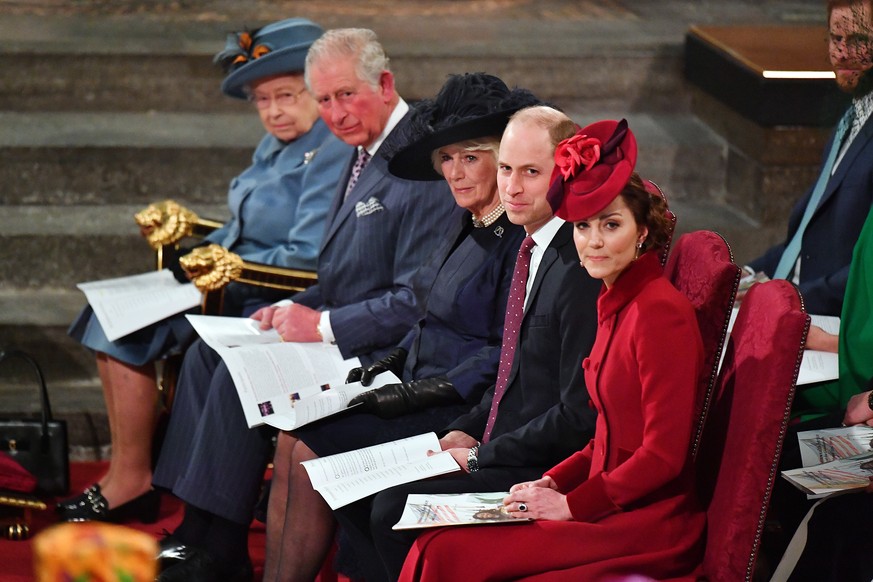 ARCHIV - 25.03.2020, Gro�britannien, London: Die britische K�nigin Elizabeth II. (l-r), Prinz Charles, seine Frau Camilla, Herzogin von Cornwall, Prinz William, Herzog von Cambridge, und seine Frau Ca ...