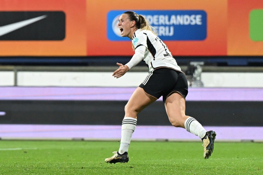 28.02.2024, Niederlande, Heerenveen: Fußball, Frauen: Nations League A Frauen, Niederlande - Deutschland, Play-off-Runde, Spiel um Platz 3, Abe-Lenstra-Stadion. Klara Bühl aus Deutschland jubelt nach  ...