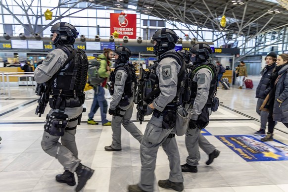 Schwer bewaffnet patrouillierte die Polizei am Stuttgarter Flughafen.