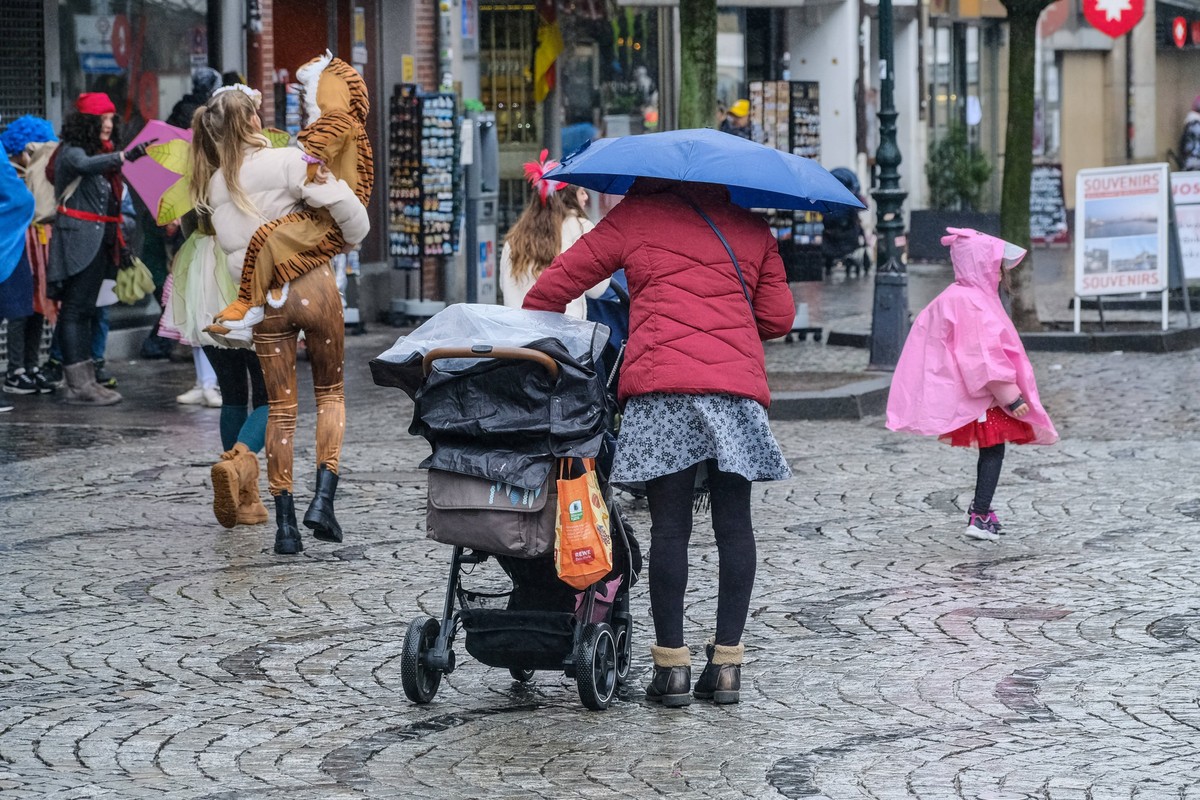 Düsseldorf 18.02.2023 Karneval Kostüme Karnevalskostüme Kinderkarneval Kinderwagen Altstadt Wetter Regen Regenschirm Klimawandel Platzregen Regenwetter Sturm Windig Sturmtief Regenfront Unwetter Tiefd ...