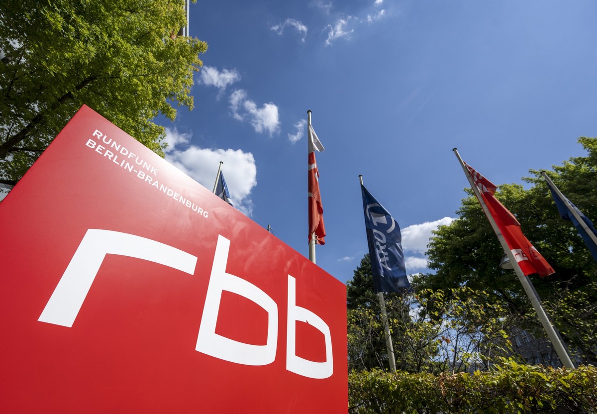 ARCHIV - 08.08.2022, Berlin: Ein Schild mit dem Logo des �ffentlichen Senders Rundfunk Berlin-Brandenburg (RBB) vor dem Eingang zum Sitz des Senders an der Masurenallee. (zu dpa RBB beendet umstritten ...
