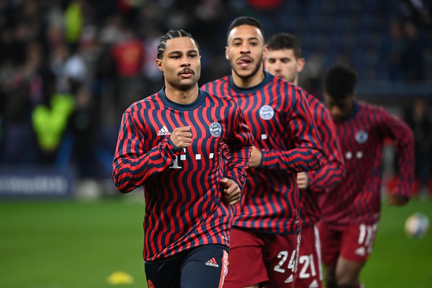 Fußball: Champions League, RB Salzburg - Bayern München, K.o.-Runde, Achtelfinale, Hinspiele: Serge Gnabry und Corentin Tolisso von München wärmen sich vor dem Spiel auf.