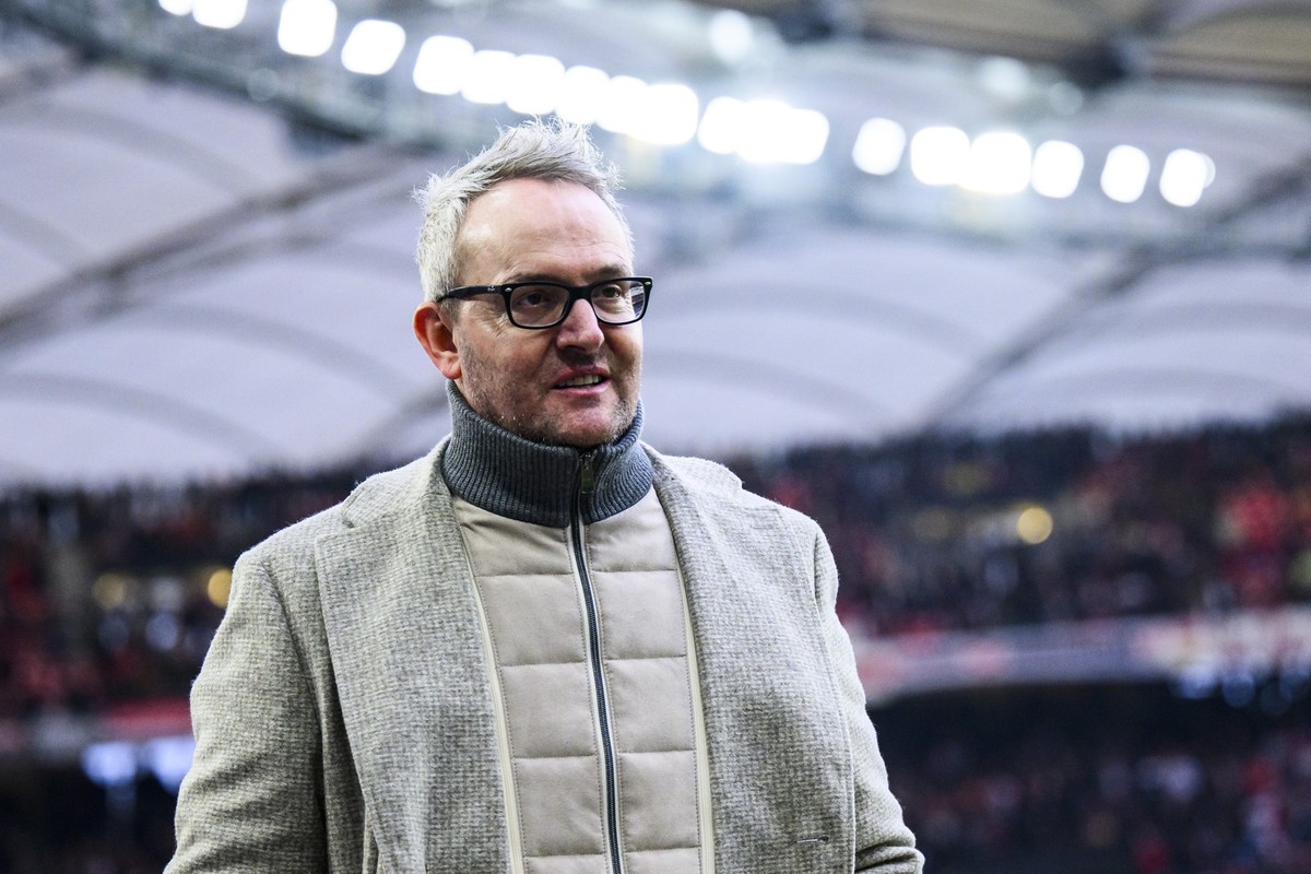 10.12.2023, Baden-Württemberg, Stuttgart: Fußball: Bundesliga, VfB Stuttgart - Bayer Leverkusen, 14. Spieltag, MHPArena. Alexander Wehrle, Vorstandsvorsitzender des VfB Stuttgart, steht vor dem Spiel  ...