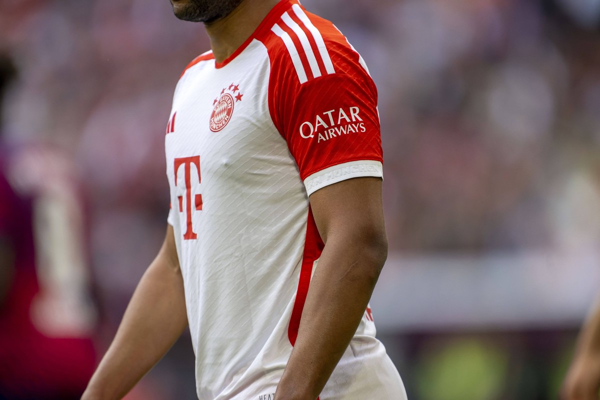 20.05.2023, Fussball 1. Bundesliga 2022/2023, 33.Spieltag, FC Bayern München - RB Leipzig, in der Allianz-Arena München. Serge Gnabry FC Bayern München - Qatar Airways Werbung auf dem Ärmel. Telekom * ...