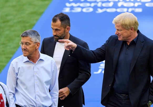 Oliver KAHN, FCB CEO, Vorstandsvorsitzender der FC Bayern M�nchen AG, Hasan Brazzo Salihamidzic, FCB director Herbert HAINER, FCB president and Ex CEO Adidas in the Team Presentation FC BAYERN M�NCHEN ...