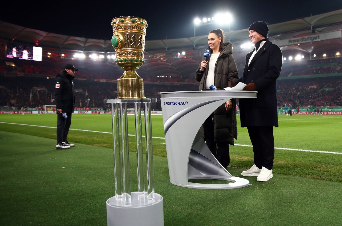 04.02.2025, xmohx, Fussball DFB Pokal 1/4 Finale, VfB Stuttgart - FC Augsburg v.l. ARD Moderatorin Esther Sedlaczek, Kommentator Bastian Schweinsteiger DFL/DFB REGULATIONS PROHIBIT ANY USE OF PHOTOGRA ...