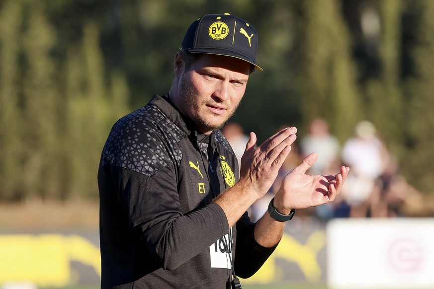 Trainer Edin Terzic Borussia Dortmund klatscht in die Haende, Training Tag 1, Winter-Trainingslager Borussia Dortmund, Banus Football Center, 03.01.2024, Marbella, Spain. *** Coach Edin Terzic Borussi ...