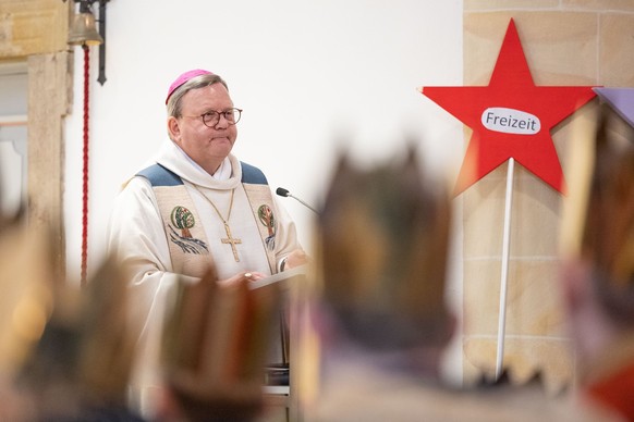 30.12.2022, Niedersachsen, Osnabrück: Der katholische Bischof Franz-Josef Bode feiert mit als Heilige Drei Könige gekleidete Jugendliche einen Gottesdienst. Von Ende Dezember bis Anfang Februar sammel ...